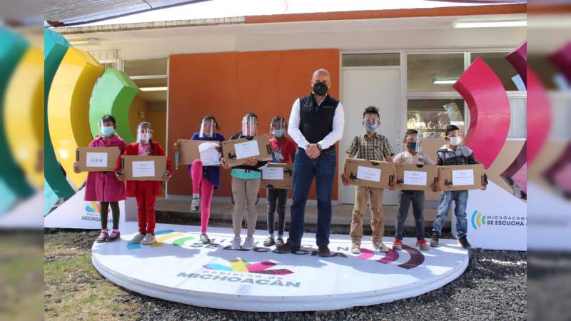 Entrega SEE equipos de cómputo a estudiantes de la Meseta Purépecha