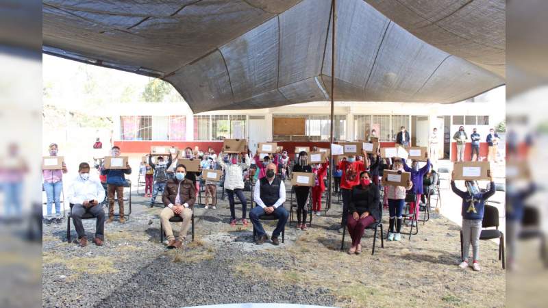 Entrega SEE equipos de cómputo a estudiantes de la Meseta Purépecha