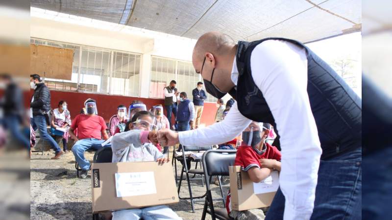 Entrega SEE equipos de cómputo a estudiantes de la Meseta Purépecha