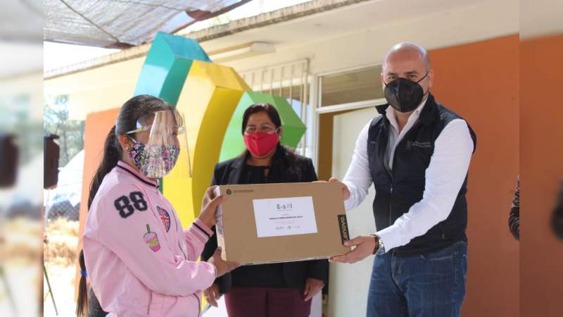 Entrega SEE equipos de cómputo a estudiantes de la Meseta Purépecha