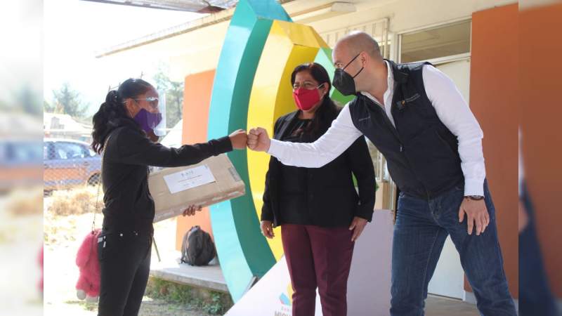 Entrega SEE equipos de cómputo a estudiantes de la Meseta Purépecha