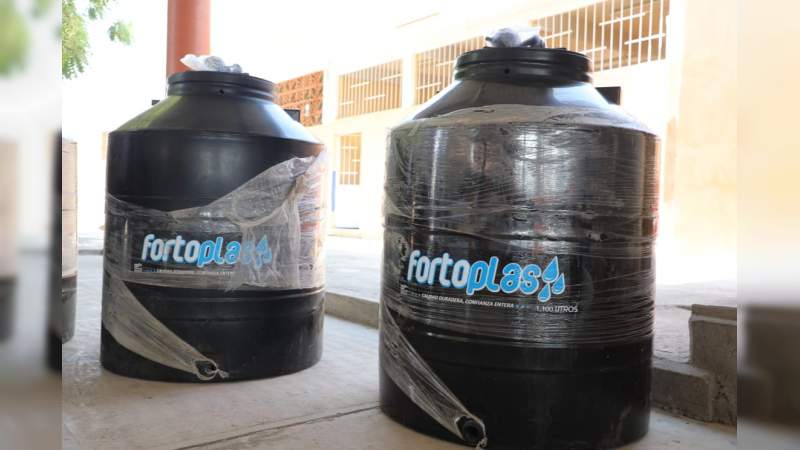 Realiza SEE entrega simultánea de tinacos y cisternas en escuelas de Michoacán