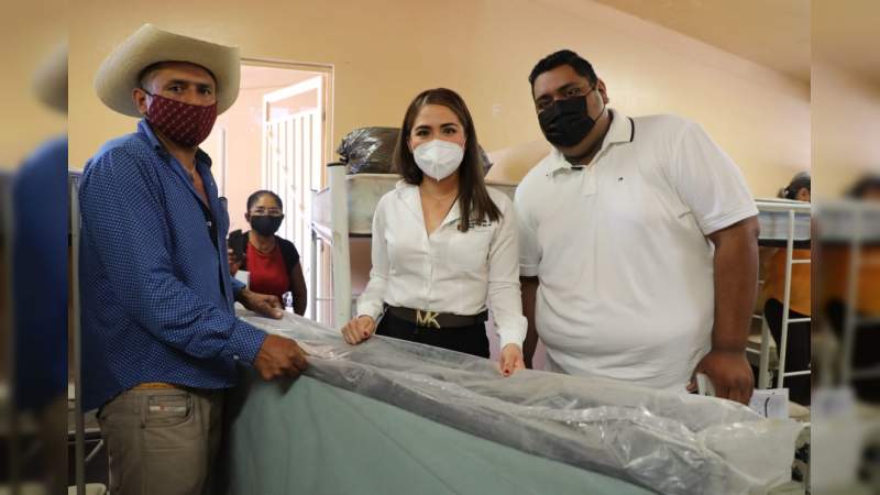 SEE hizo entrega de colchones al  Albergue "Cipriana Hernández de Chávez" en San Lucas, Michoacán 