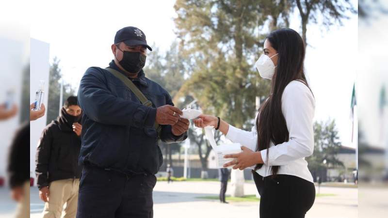 Entrega SSP cubrebocas y spray desinfectante al personal  