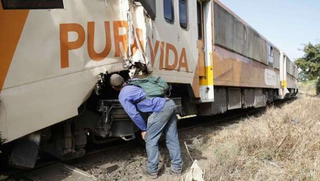 Fuerte choque entre trenes deja 106 personas lesionadas  - Foto 1 