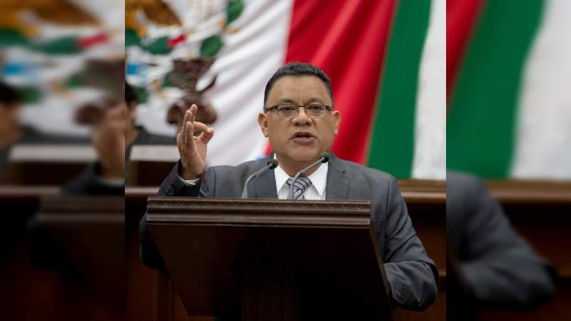 Urge Fermín Bernabé a no relajarse ante el covid-19 