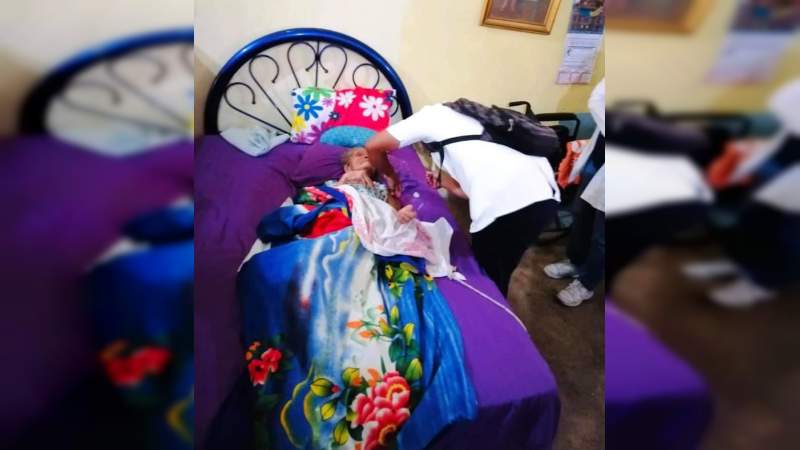 Inicia vacunación móvil de personas de la tercera edad postradas en cama, en Lázaro Cárdenas Michoacán 