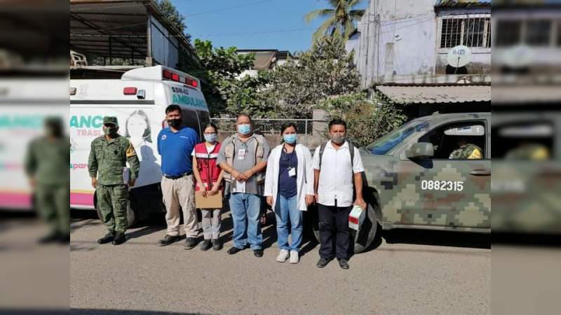 Inicia vacunación móvil de personas de la tercera edad postradas en cama, en Lázaro Cárdenas Michoacán 