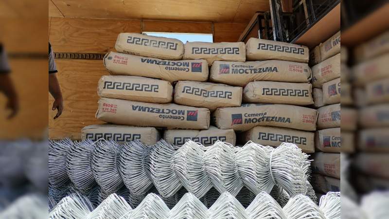 Entrega SEE material de mantenimiento y equipamiento en primarias de Tepalcatepec