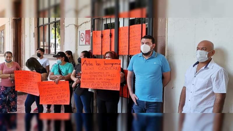 En Apatzingán, Michoacán propietarios de giros rojos toman la tesorería y exigen que se les deje trabajar de forma normal 