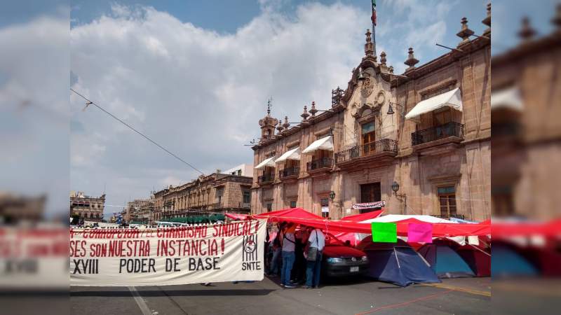 Casi 400 millones de deuda con los profesores de Michoacán  
