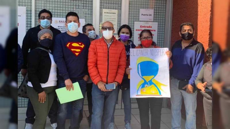 Se manifiestan papás de niños con cáncer por fallo en equipo de resonador magnético 