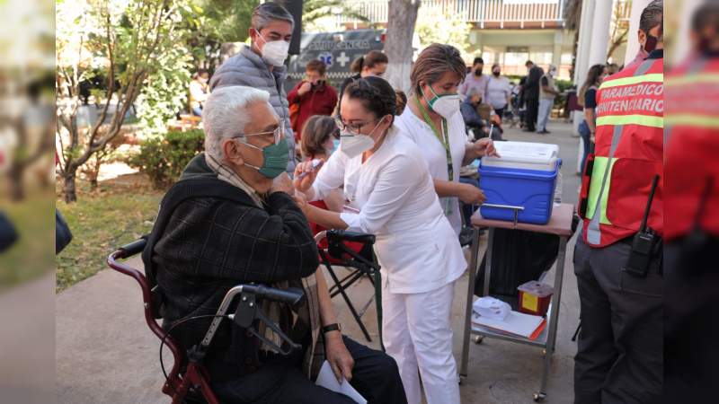 “Tener paciencia y esperar la convocatoria vía telefónica, existen suficientes dosis”: Humberto Arróniz