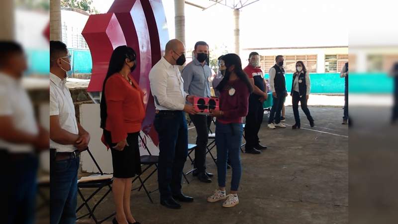 Entrega SEE 40 tabletas a estudiantes de Nuevo Parangaricutiro, Michoacán 