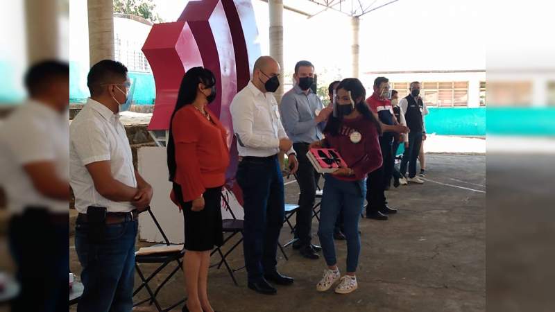 Entrega SEE 40 tabletas a estudiantes de Nuevo Parangaricutiro, Michoacán 