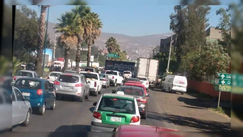 Normalistas bloquean el Libramiento de Morelia este miércoles 