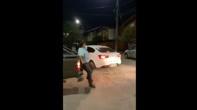 De película! Evidencian en video a Pastor mientras finge ser atropellado en revisión por Coronavirus 