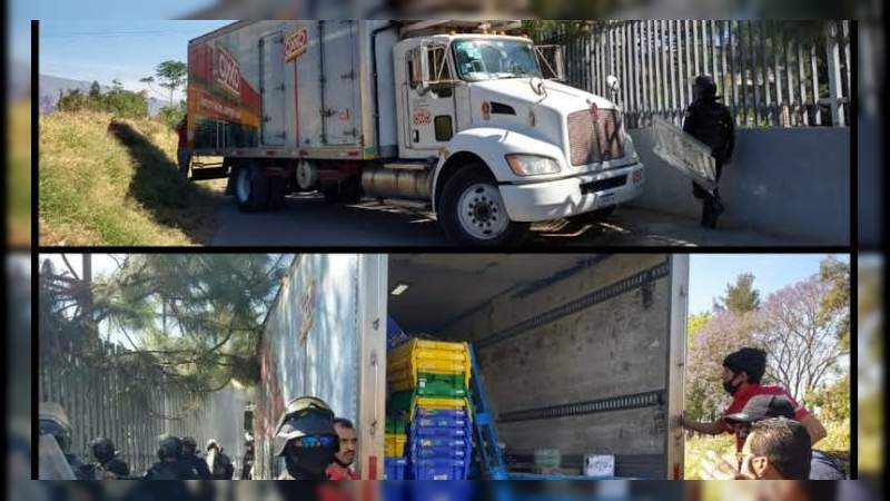 Normalistas saquean un camión de Oxxo en Morelia 