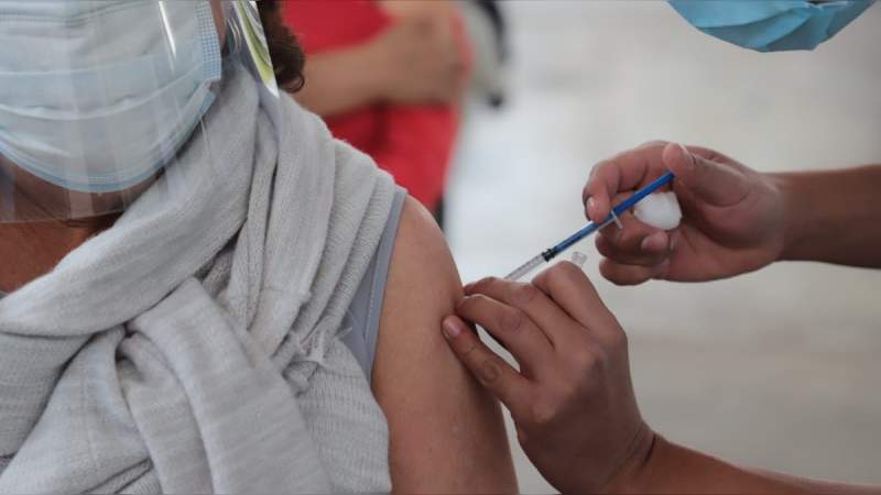 Suspenden casi una semana vacunación a adultos mayores 