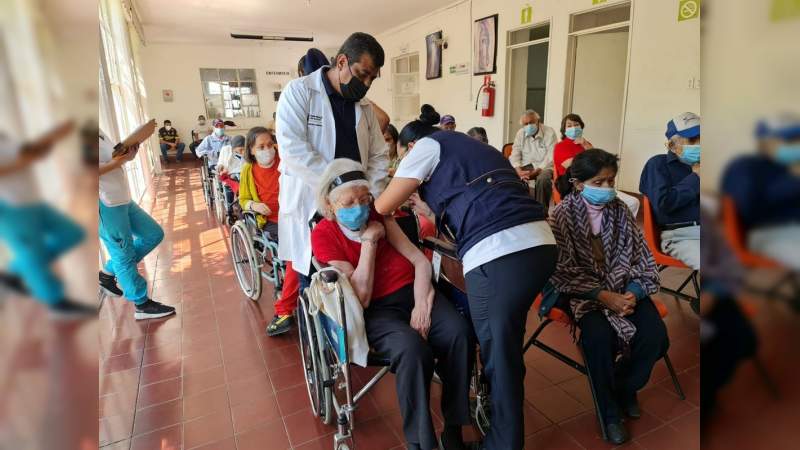 Concluye la primera etapa de inmunización en Michoacán, en 31 municipios