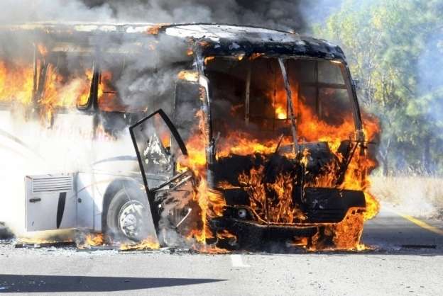Sujetos armados incendian autobús en Cherán, Michoacán 
