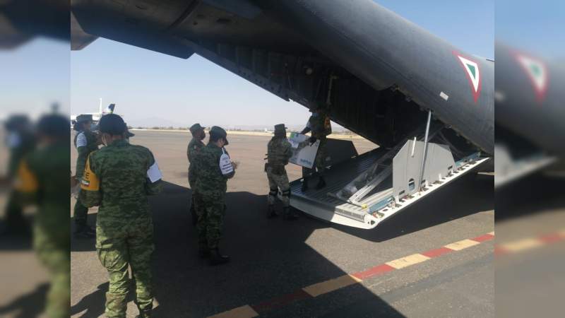 Llega cargamento de 36 mil 270 dosis de la vacuna Pfizer y 20 mil de Sinovac a Michoacán  