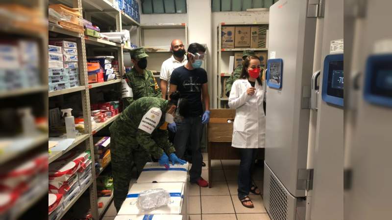 Llega cargamento de 36 mil 270 dosis de la vacuna Pfizer y 20 mil de Sinovac a Michoacán  