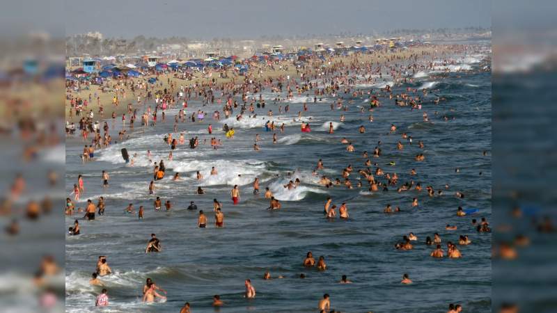 Playas de zona diamante en Acapulco reportan llenos totales. 