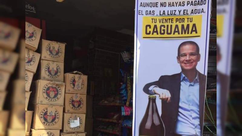 Ricardo Anaya se ríe de sus memes sobre las caguama y presume lona con su imagen 