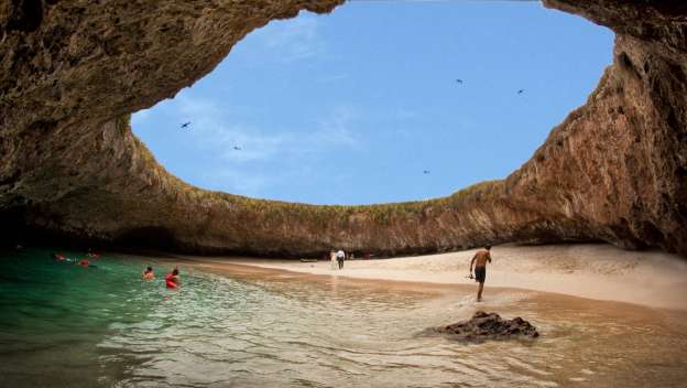 Jóvenes abandonaron y descuidan una avioneta para irse a pasear a Islas Marietas 