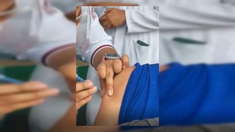 Retiran cédula a enfermera que fingió inyectar contra el Covid-19 a un hombre en CDMX 