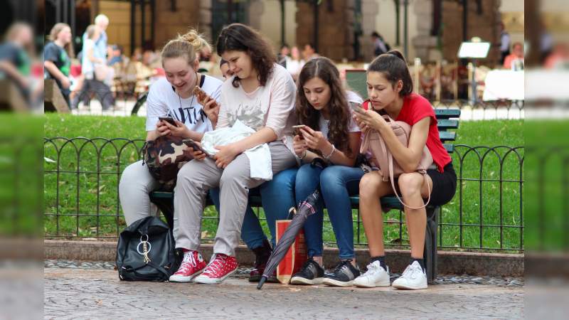 Inegi: Jóvenes pasan hasta 15.6 horas a la semana en dispositivos electrónicos. 