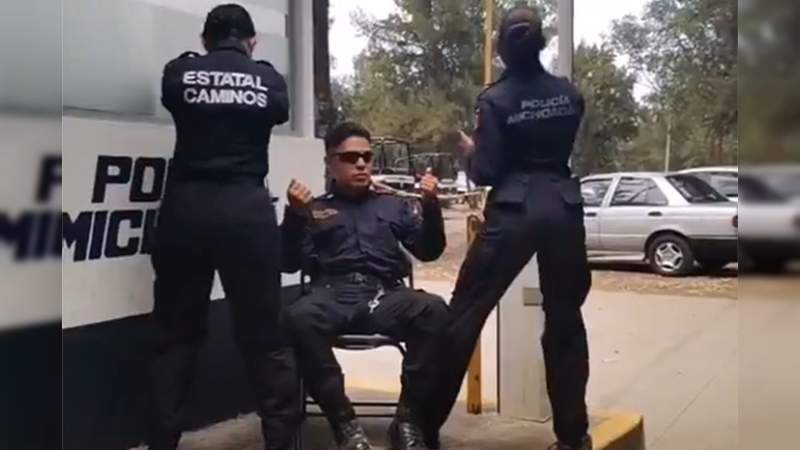 Policías de Michoacán hacen TikTok al ritmo de "Pollo y Conejo" del Cartel de Santa 