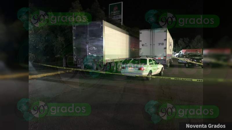 En intento de asalto, ruletero escapó ileso a al menos 7 disparos, en Uruapan, Michoacán