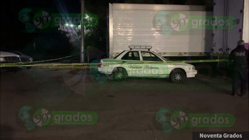 En intento de asalto, ruletero escapó ileso a al menos 7 disparos, en Uruapan, Michoacán