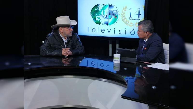 Hipólito Mora asegura que las amenazas no lo retiran de la contienda electoral 