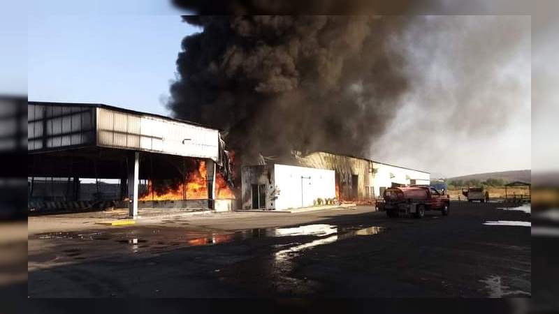 Se incendia negocio de citrojugos en Apatzingán, Michoacán 