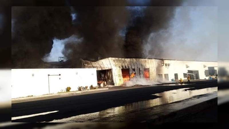 Se incendia negocio de citrojugos en Apatzingán, Michoacán 