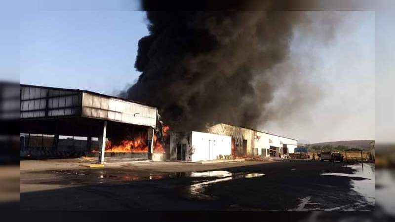 Se incendia negocio de citrojugos en Apatzingán, Michoacán 