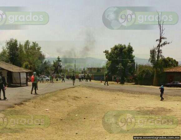 Se registra enfrentamiento entre GOEs y normalistas; reportan varios lesionados 