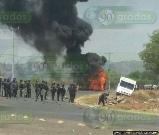 Tras enfrentamiento con policías, normalistas incendian dos vehículos en Tiripetío - Foto 0 