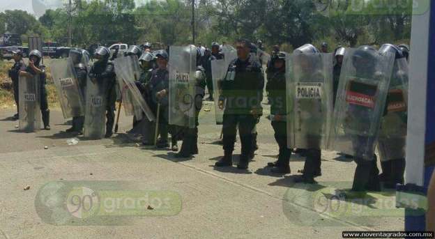 Tras enfrentamiento con policías, normalistas incendian dos vehículos en Tiripetío - Foto 1 