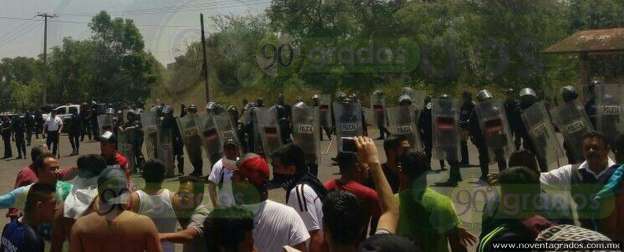 Tras enfrentamiento con policías, normalistas incendian dos vehículos en Tiripetío - Foto 2 