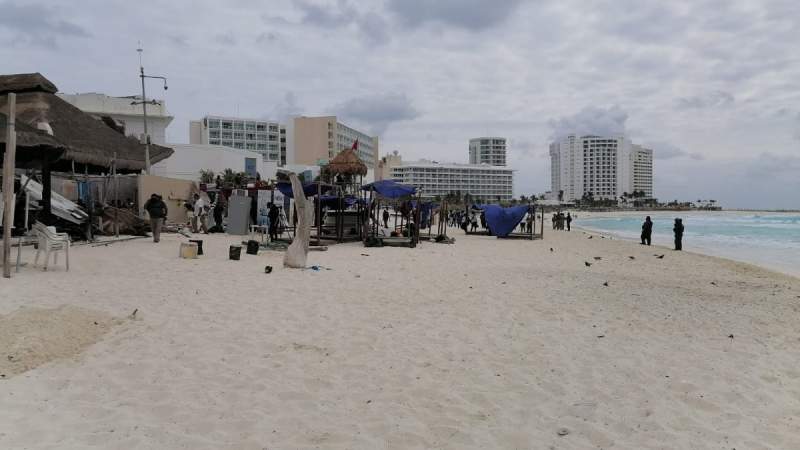 En playa Gaviotas de Quintana Roo retiran material del Hotel Mándala que invadia zona federal 