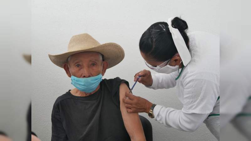Avanza vacunación anti COVID-19 en Michoacán 