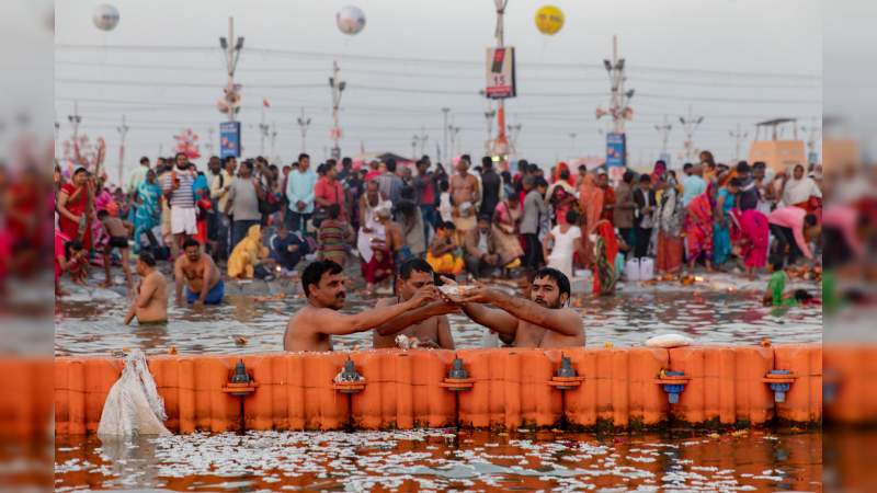 Realizan festival masivo sin medias sanitarias en la India 