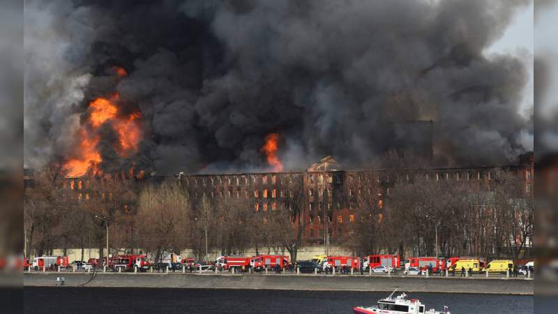 Gran incendio destruye fábrica del siglo XIX en San Petersburgo 