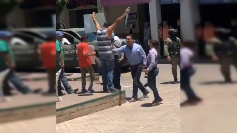 Manifestante golpeado por Aureoles teme por su vida: Gobernador lo llama delincuente que causa "violencia y caos" 