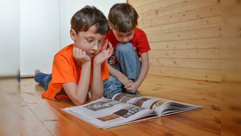 Se capacita a padres de familia para motivar estudios de niños en casa  