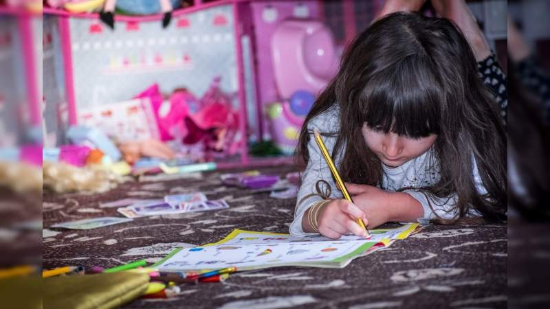 Se capacita a padres de familia para motivar estudios de niños en casa  